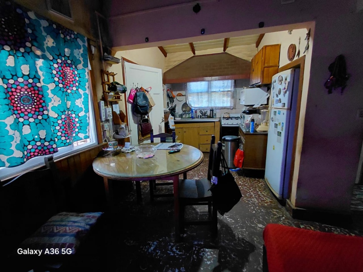 CASA  2 AMBIENTES  A REFACCIONAR, CON DEPARTAMENTO 2 AMBIENTES, GARAJE Y PARQUE ... OPORTUNIDAD!