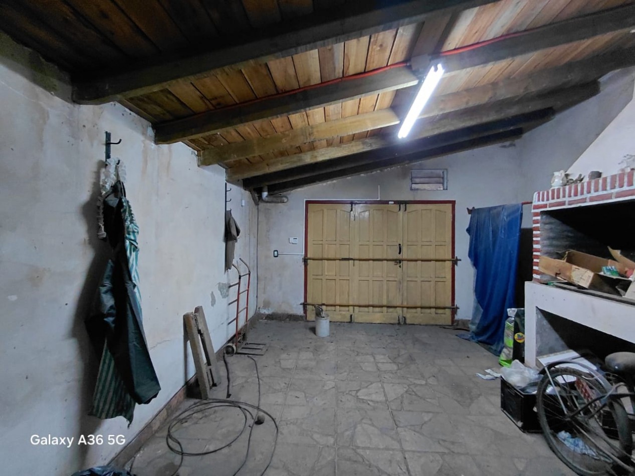 CASA  2 AMBIENTES  A REFACCIONAR, CON DEPARTAMENTO 2 AMBIENTES, GARAJE Y PARQUE ... OPORTUNIDAD!