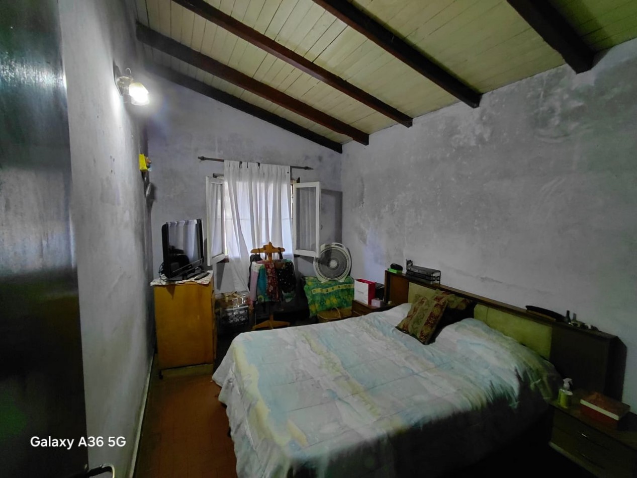 CASA  2 AMBIENTES  A REFACCIONAR, CON DEPARTAMENTO 2 AMBIENTES, GARAJE Y PARQUE ... OPORTUNIDAD!