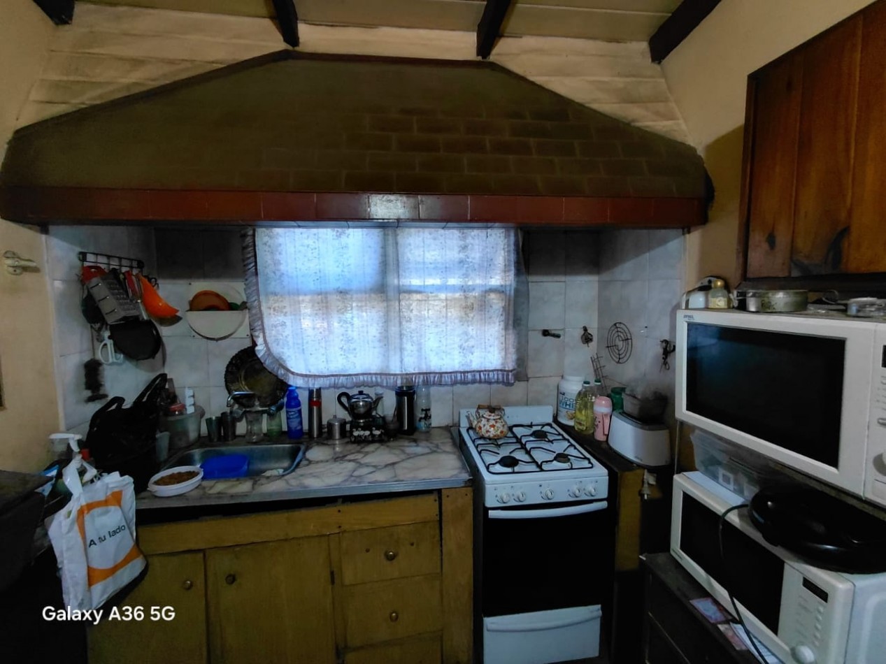 CASA  2 AMBIENTES  A REFACCIONAR, CON DEPARTAMENTO 2 AMBIENTES, GARAJE Y PARQUE ... OPORTUNIDAD!