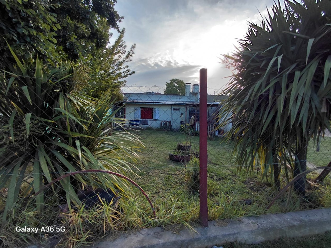 CASA  2 AMBIENTES  A REFACCIONAR, CON DEPARTAMENTO 2 AMBIENTES, GARAJE Y PARQUE ... OPORTUNIDAD!