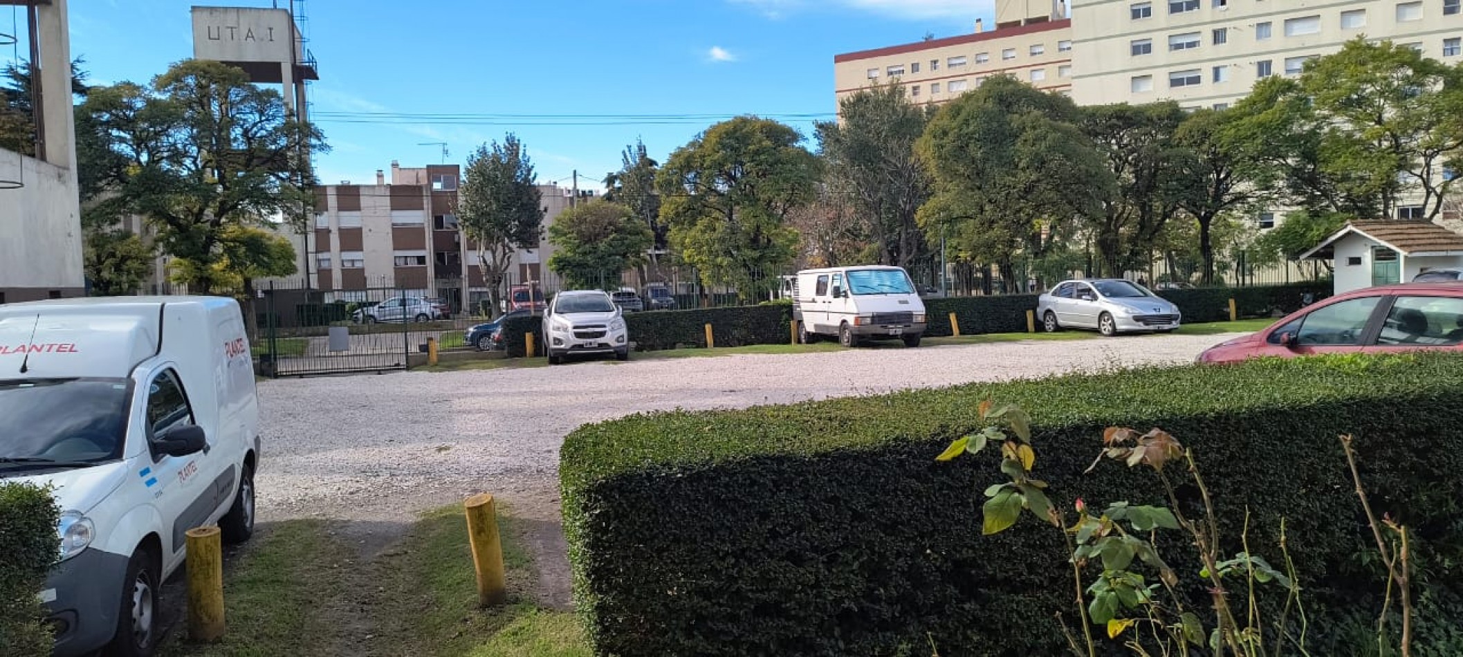 DEPARTAMENTO TRES AMBIENTES MUY LUMINOSO Y CON ESPACIO DE COCHERA