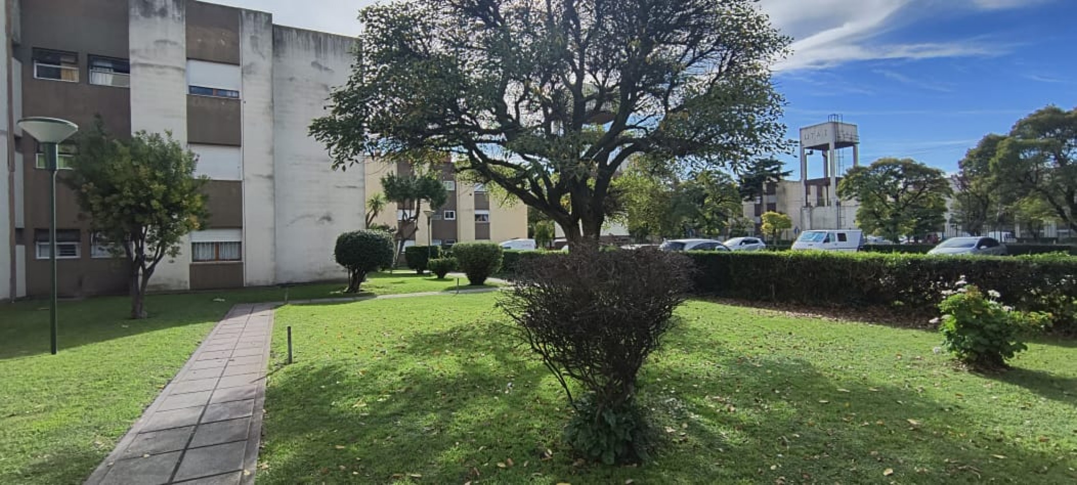 DEPARTAMENTO TRES AMBIENTES MUY LUMINOSO Y CON ESPACIO DE COCHERA