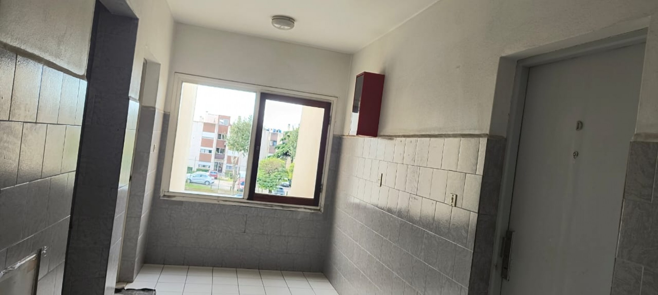 DEPARTAMENTO TRES AMBIENTES MUY LUMINOSO Y CON ESPACIO DE COCHERA