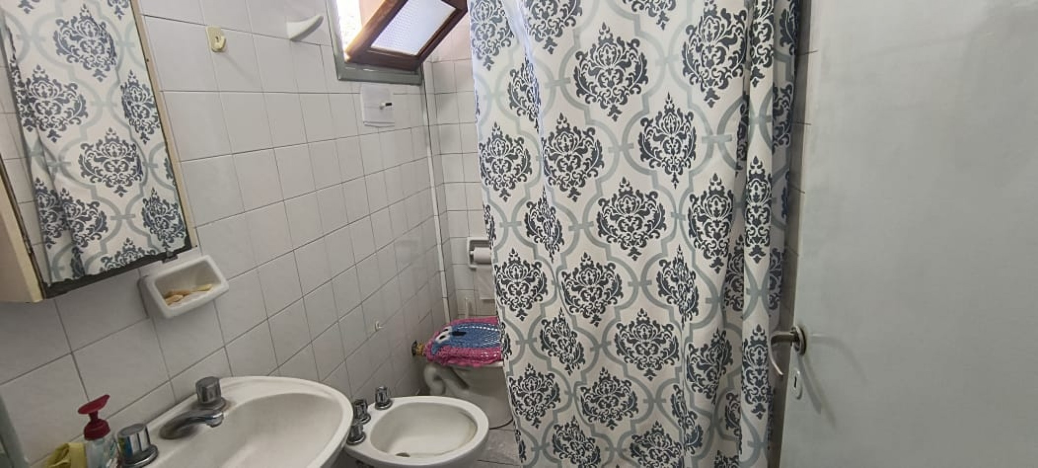 DEPARTAMENTO TRES AMBIENTES MUY LUMINOSO Y CON ESPACIO DE COCHERA