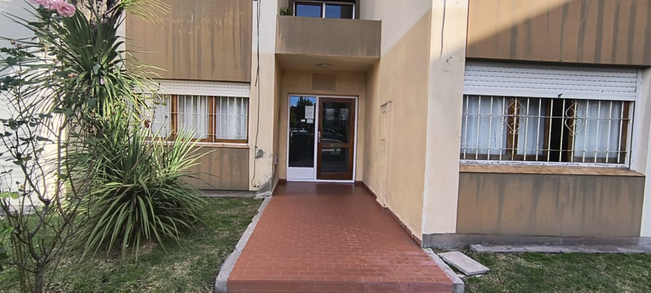 DEPARTAMENTO TRES AMBIENTES MUY LUMINOSO Y CON ESPACIO DE COCHERA