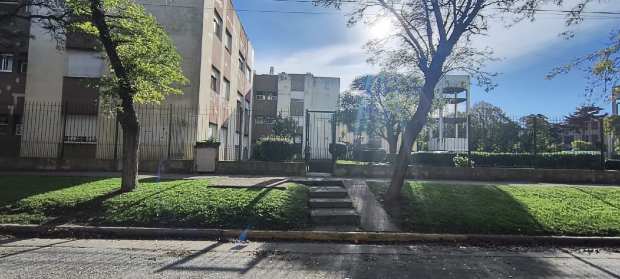 DEPARTAMENTO TRES AMBIENTES MUY LUMINOSO Y CON ESPACIO DE COCHERA