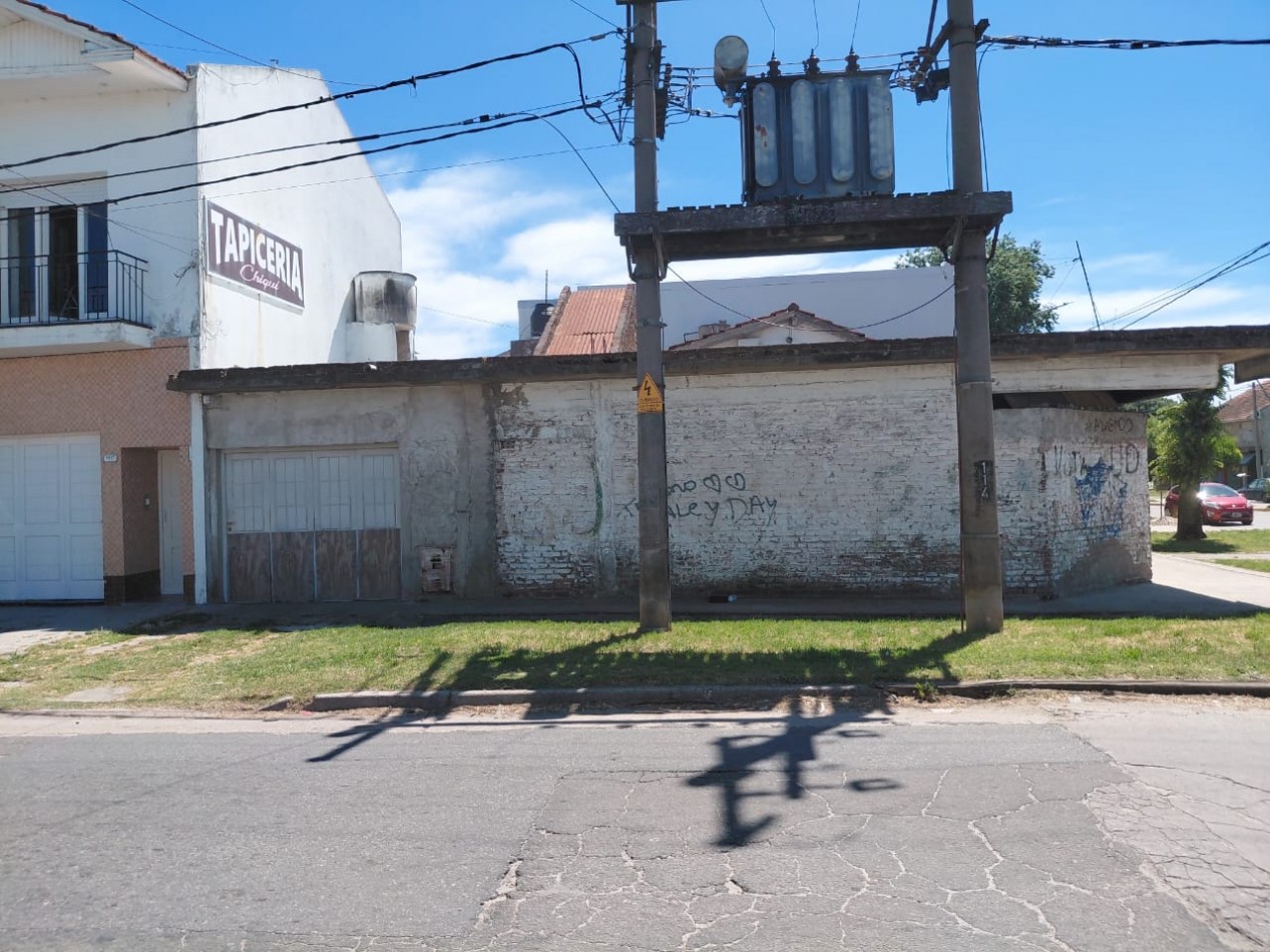 CHALET TRES AMBIENTES EN ESQUINA CON CONSTRUCCION PARA LOCAL