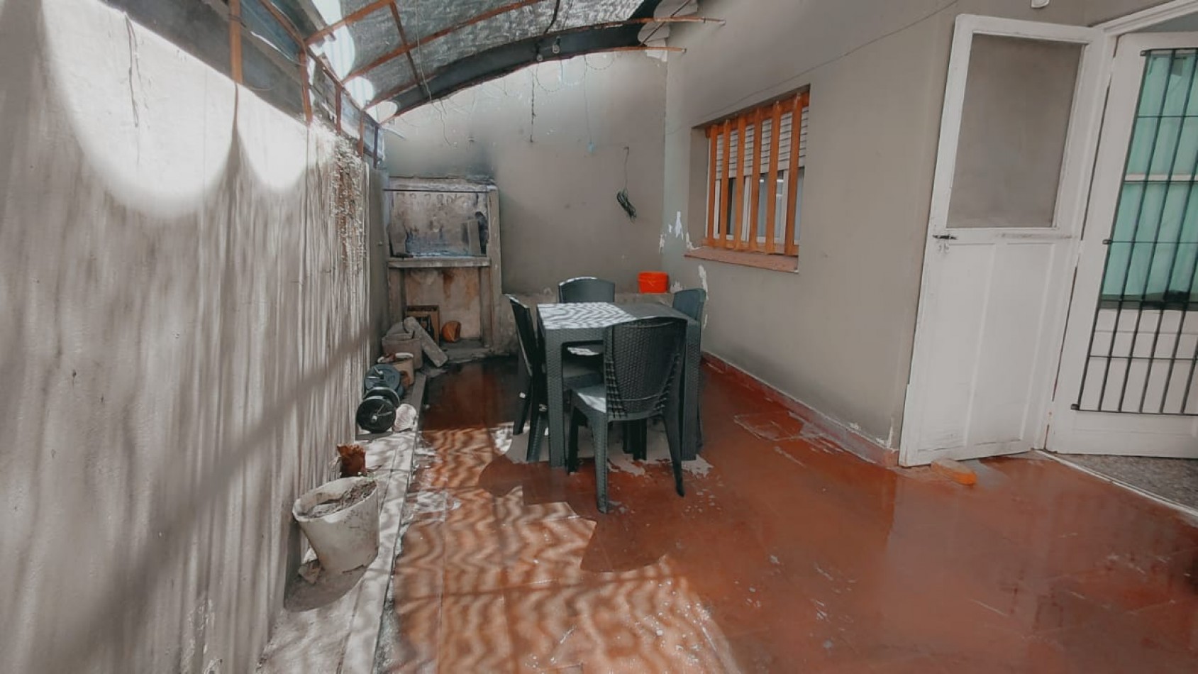 CHALET TRES AMBIENTES EN ESQUINA CON CONSTRUCCION PARA LOCAL