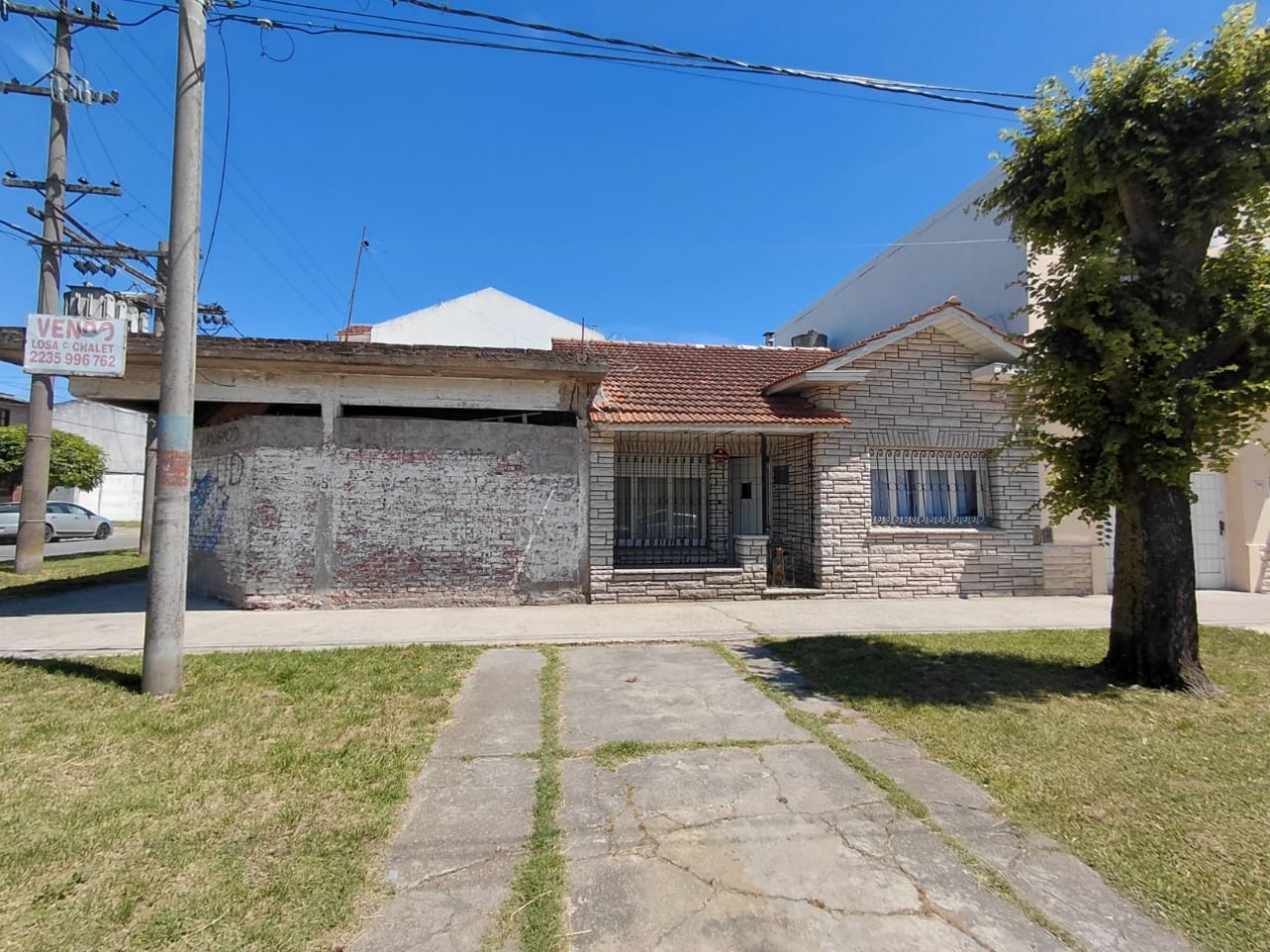 CHALET TRES AMBIENTES EN ESQUINA CON CONSTRUCCION PARA LOCAL