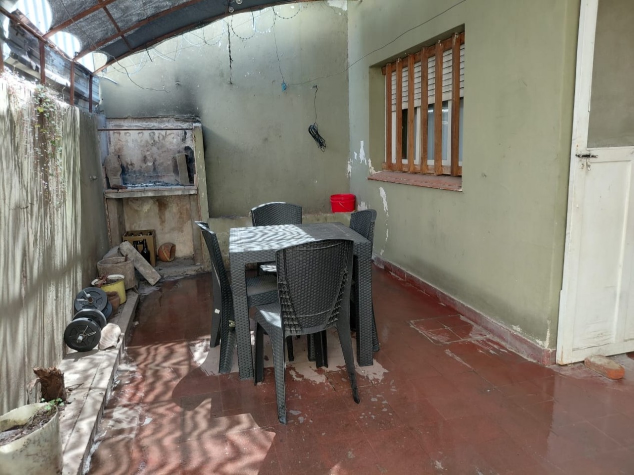 CHALET TRES AMBIENTES EN ESQUINA CON CONSTRUCCION PARA LOCAL