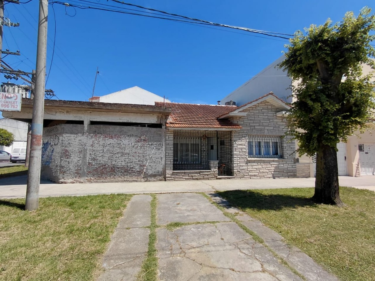 CHALET TRES AMBIENTES EN ESQUINA CON CONSTRUCCION PARA LOCAL