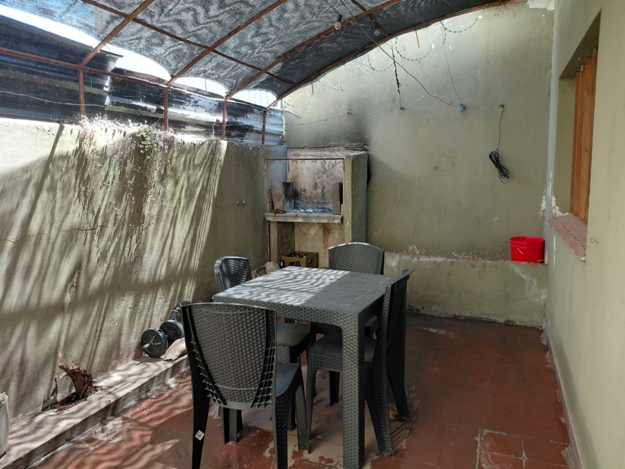 CHALET TRES AMBIENTES EN ESQUINA CON CONSTRUCCION PARA LOCAL