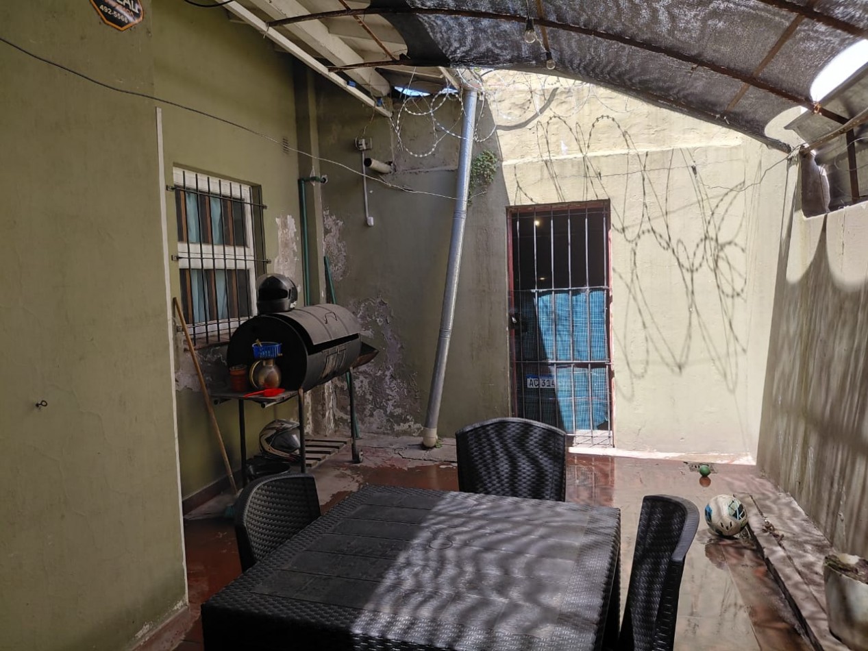 CHALET TRES AMBIENTES EN ESQUINA CON CONSTRUCCION PARA LOCAL