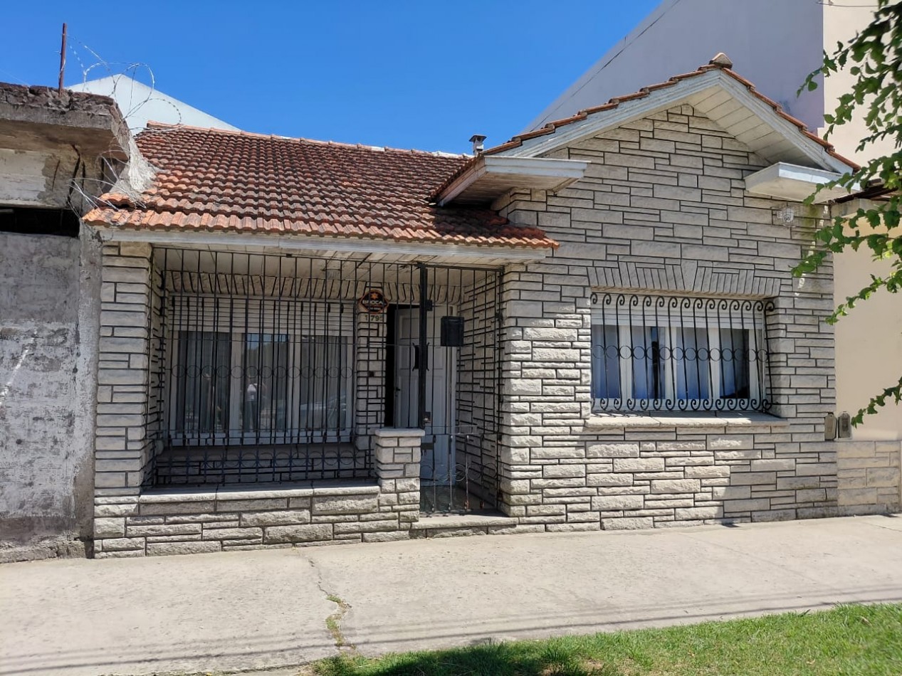 CHALET TRES AMBIENTES EN ESQUINA CON CONSTRUCCION PARA LOCAL