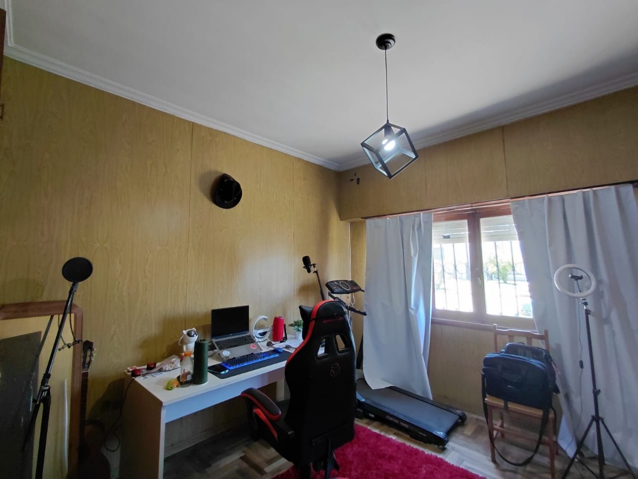 CHALET TRES AMBIENTES EN ESQUINA CON CONSTRUCCION PARA LOCAL