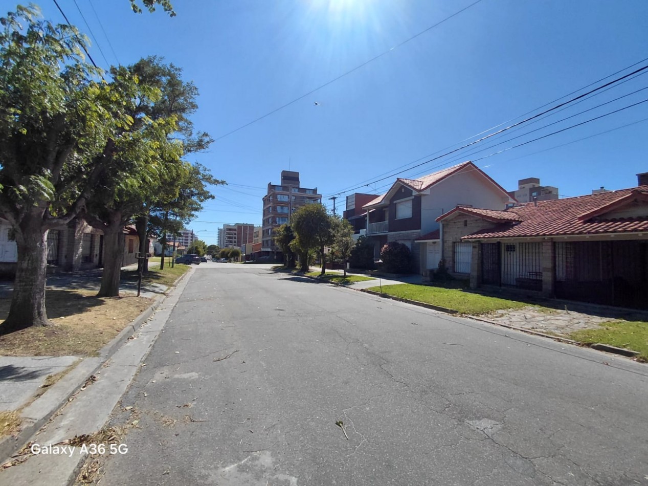 VENTA CHALET 4 AMBIENTES  EN PUNTA MOGOTES A DOS CUADRAS DEL MAR OPORTUNIDAD !!!