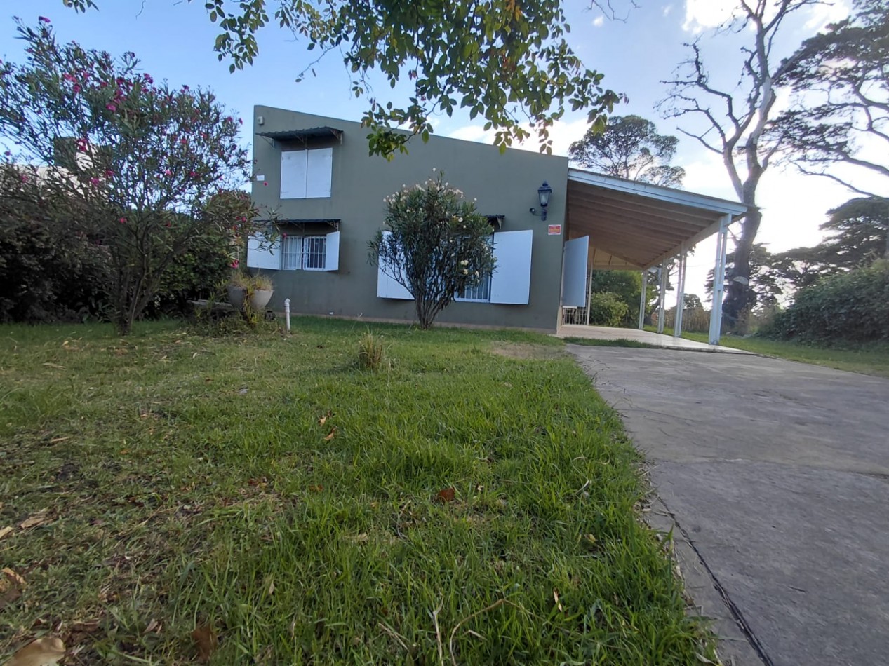 VENTA CASA TRES AMBIENTES CON GALERIA Y PARQUE   EN BARRIO ACANTILADOS