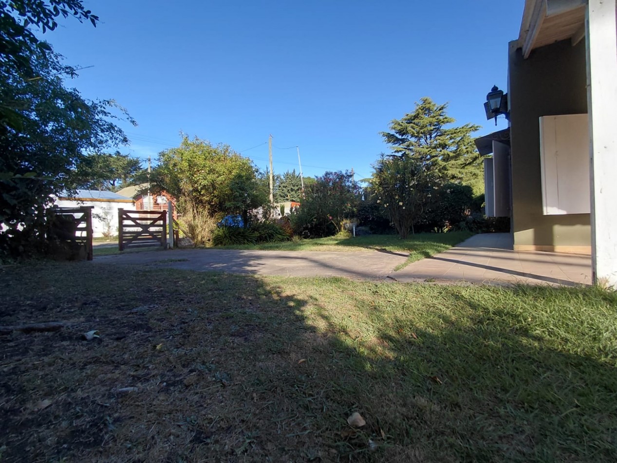 VENTA CASA TRES AMBIENTES CON GALERIA Y PARQUE   EN BARRIO ACANTILADOS