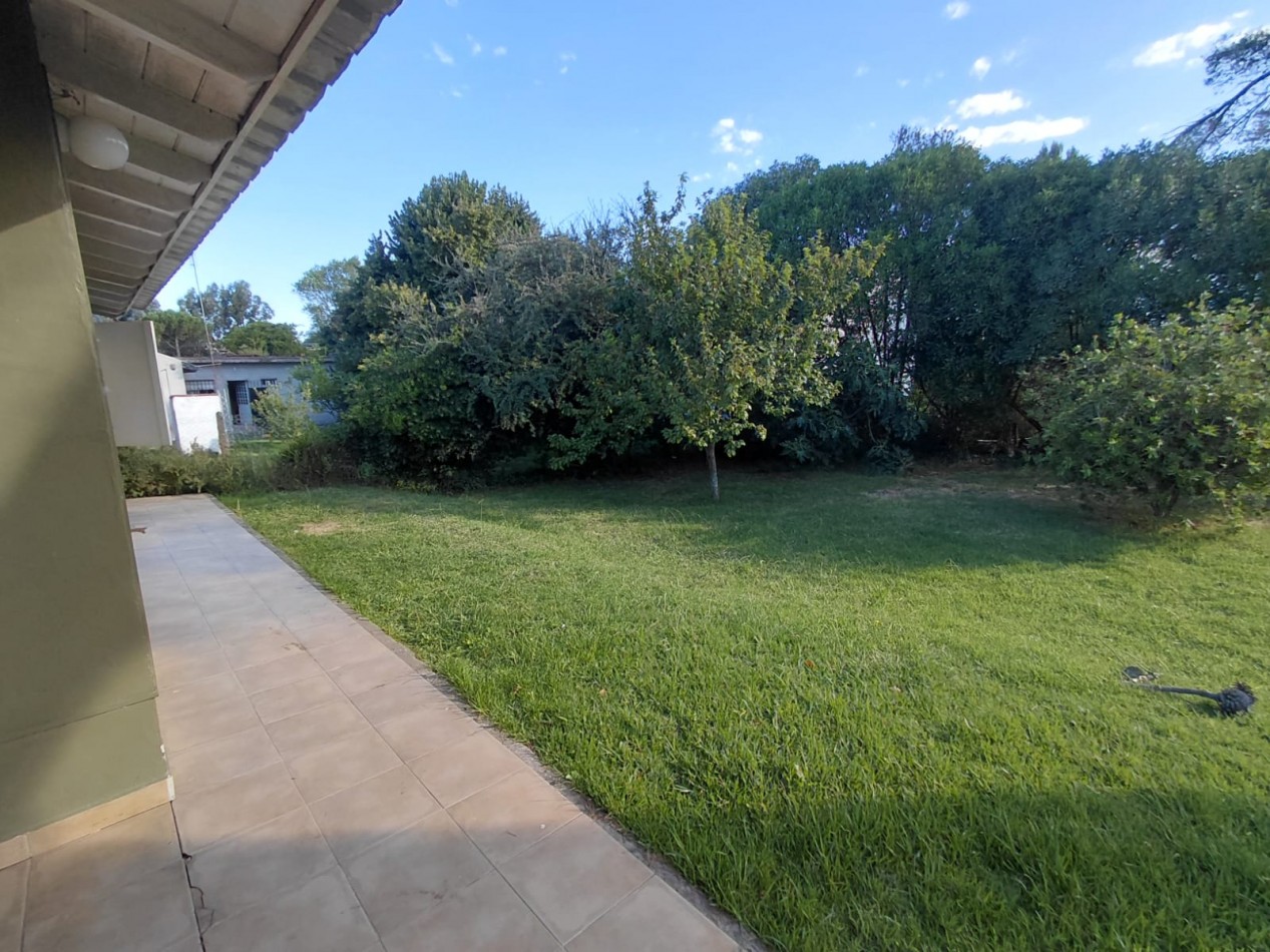 VENTA CASA TRES AMBIENTES CON GALERIA Y PARQUE   EN BARRIO ACANTILADOS