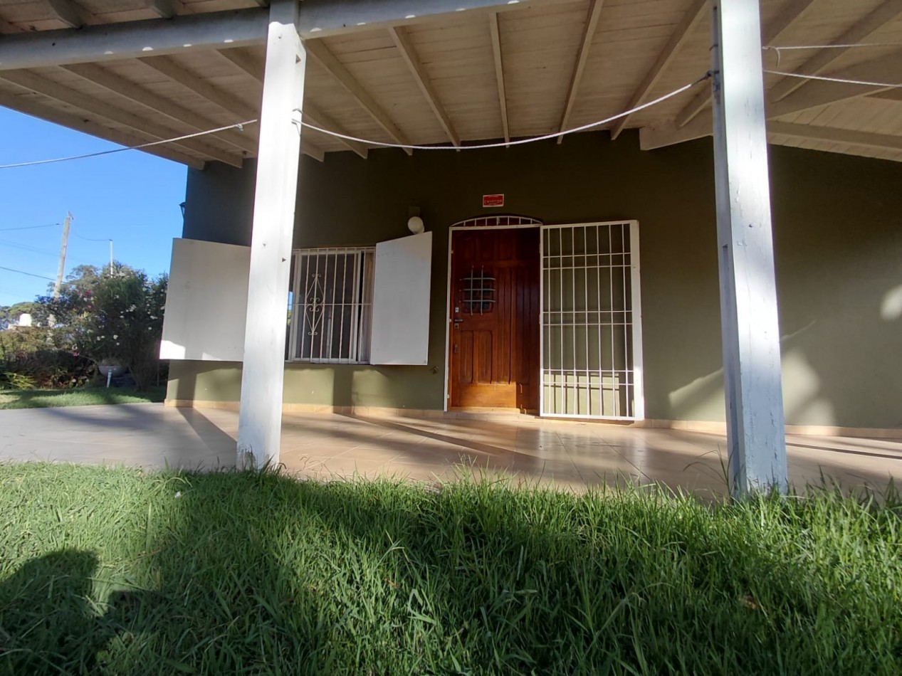 VENTA CASA TRES AMBIENTES CON GALERIA Y PARQUE   EN BARRIO ACANTILADOS