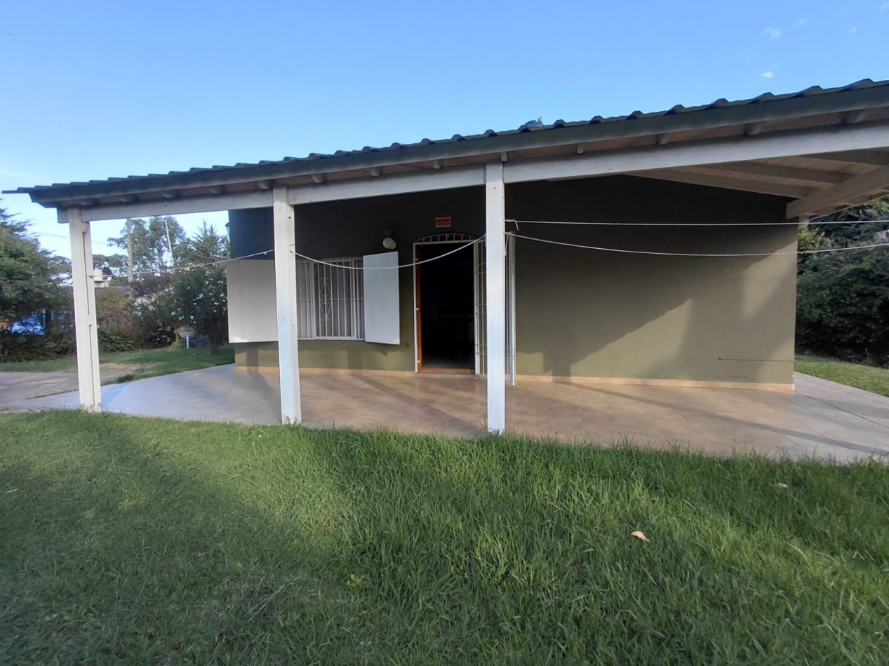 VENTA CASA TRES AMBIENTES CON GALERIA Y PARQUE   EN BARRIO ACANTILADOS