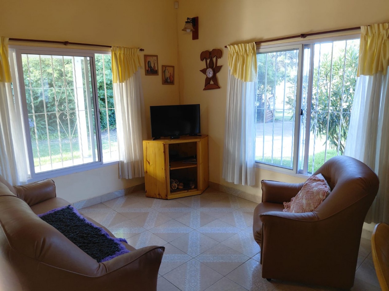 VENTA CASA TRES AMBIENTES CON GALERIA Y PARQUE   EN BARRIO ACANTILADOS