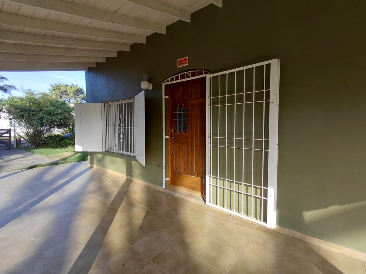 VENTA CASA TRES AMBIENTES CON GALERIA Y PARQUE   EN BARRIO ACANTILADOS