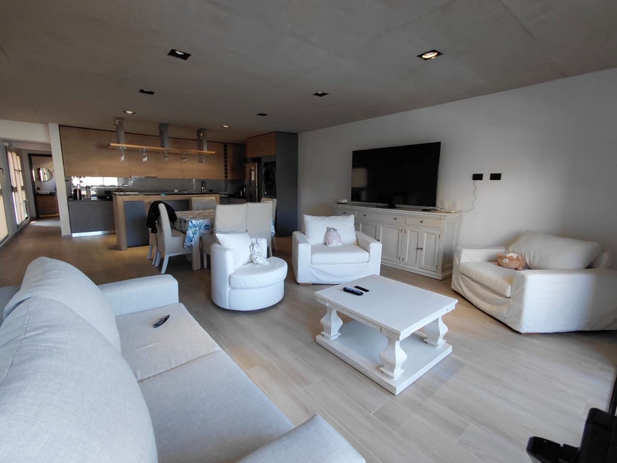 DEPARTAMENTO AL FRENTE CON BALCON SALIENTE ,COCHERA, AMUEBLADO Y AMENITIES