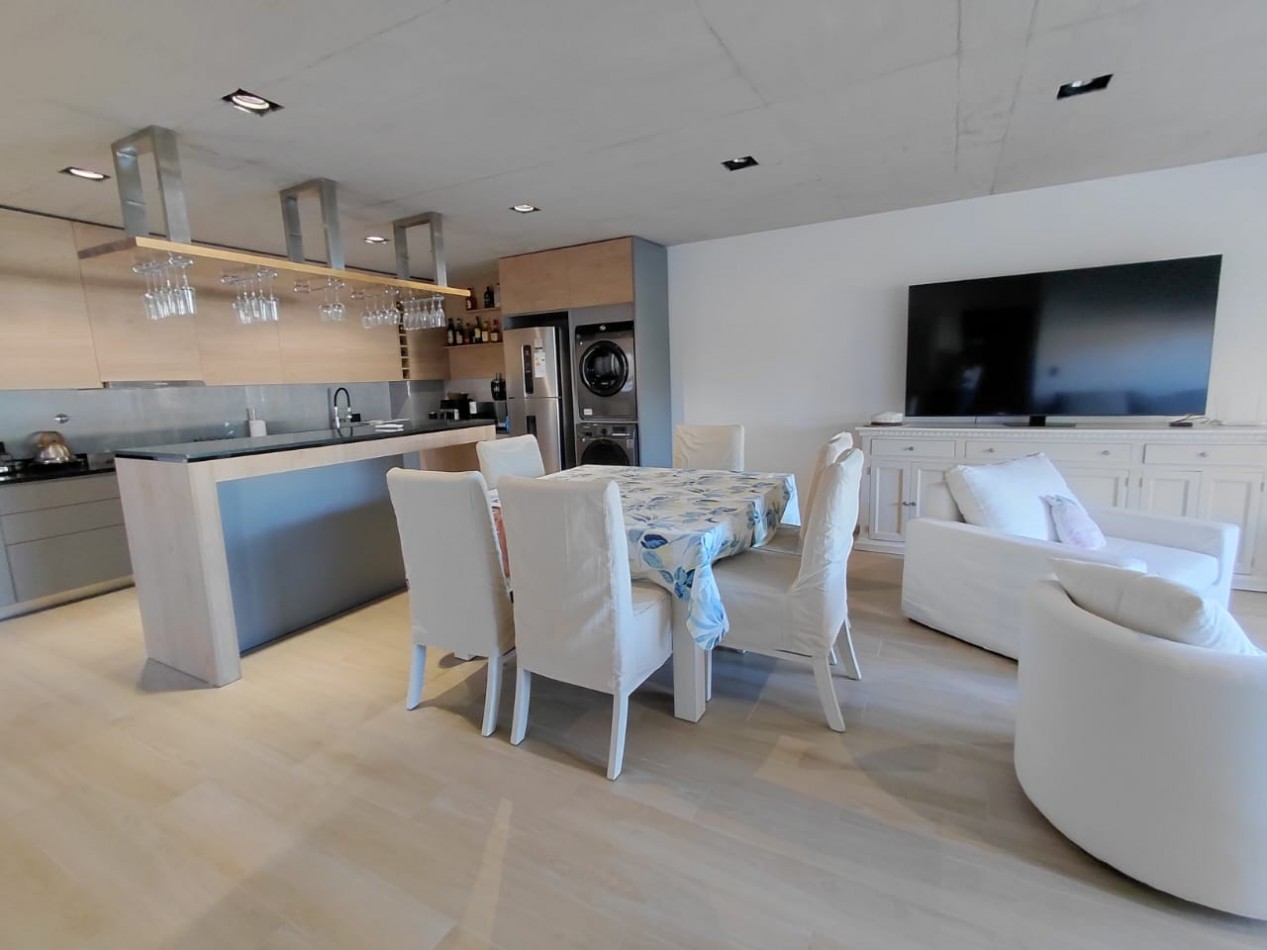 DEPARTAMENTO AL FRENTE CON BALCON SALIENTE ,COCHERA, AMUEBLADO Y AMENITIES