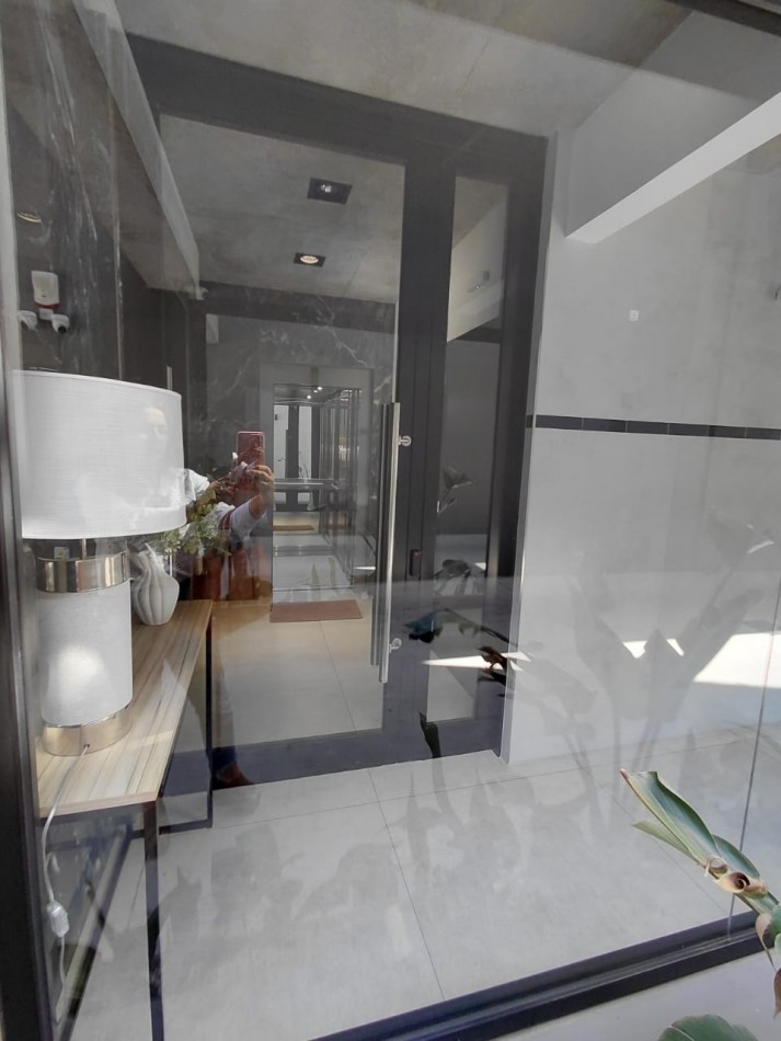 DEPARTAMENTO AL FRENTE CON BALCON SALIENTE ,COCHERA, AMUEBLADO Y AMENITIES