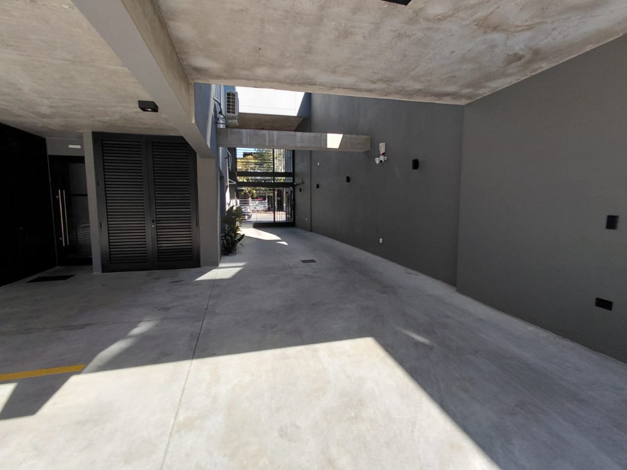 DEPARTAMENTO AL FRENTE CON BALCON SALIENTE ,COCHERA, AMUEBLADO Y AMENITIES