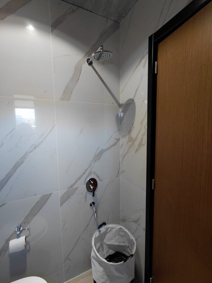 DEPARTAMENTO AL FRENTE CON BALCON SALIENTE ,COCHERA, AMUEBLADO Y AMENITIES