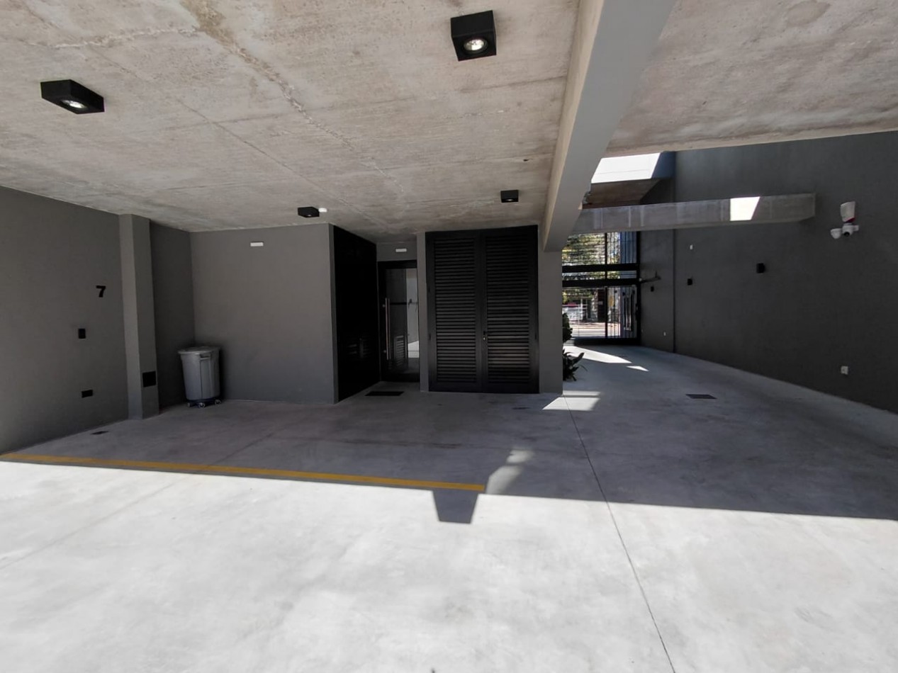 DEPARTAMENTO AL FRENTE CON BALCON SALIENTE ,COCHERA, AMUEBLADO Y AMENITIES