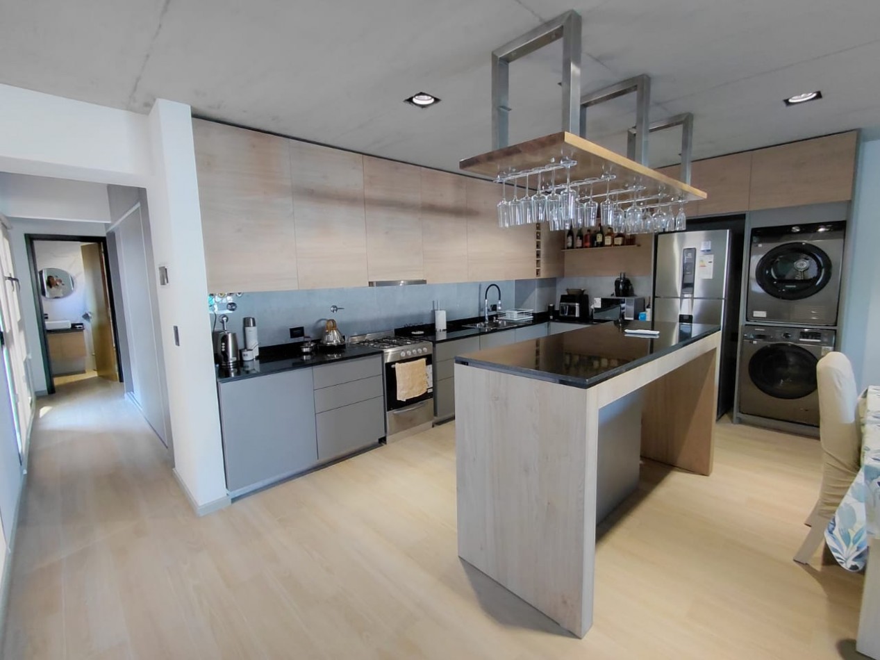 DEPARTAMENTO AL FRENTE CON BALCON SALIENTE ,COCHERA, AMUEBLADO Y AMENITIES