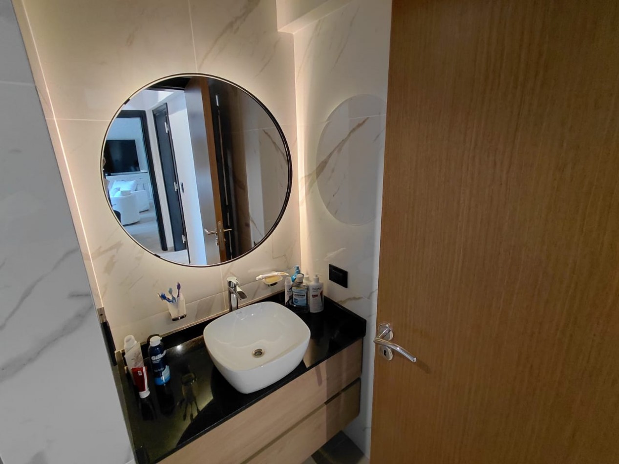 DEPARTAMENTO AL FRENTE CON BALCON SALIENTE ,COCHERA, AMUEBLADO Y AMENITIES