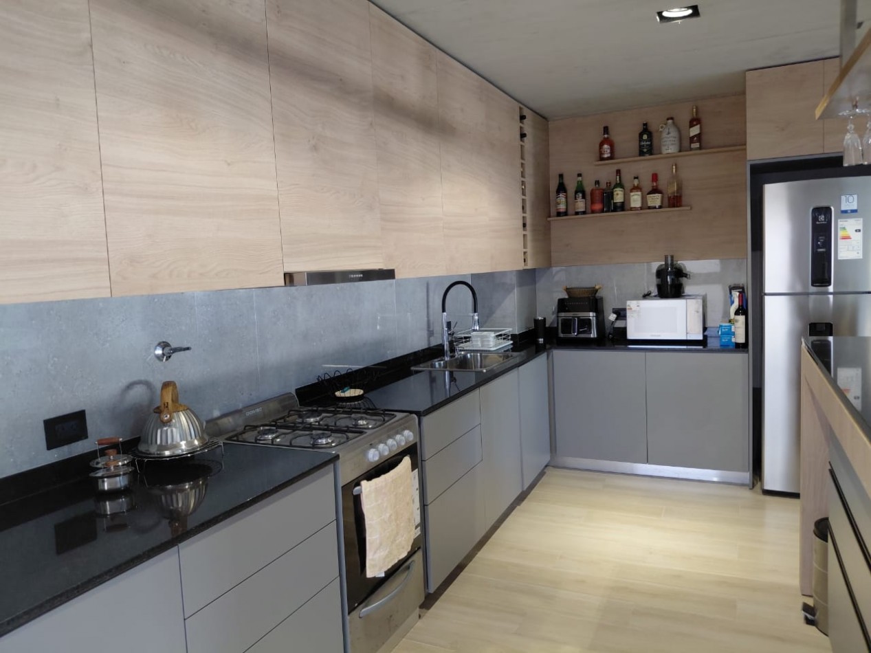 DEPARTAMENTO AL FRENTE CON BALCON SALIENTE ,COCHERA, AMUEBLADO Y AMENITIES