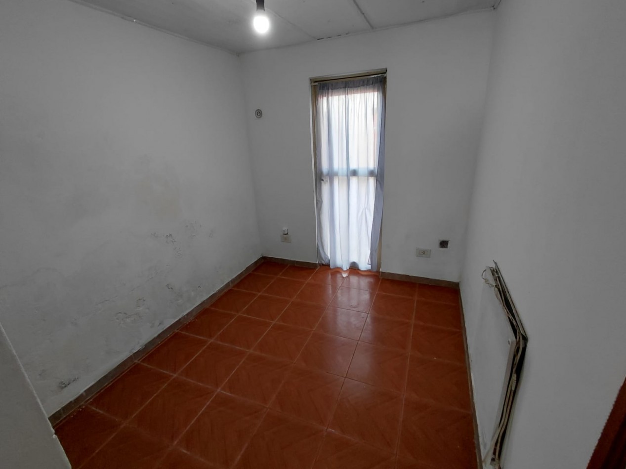 ALQUILER CASA TRES AMBIENTES CON JARDIN AL FRENTE