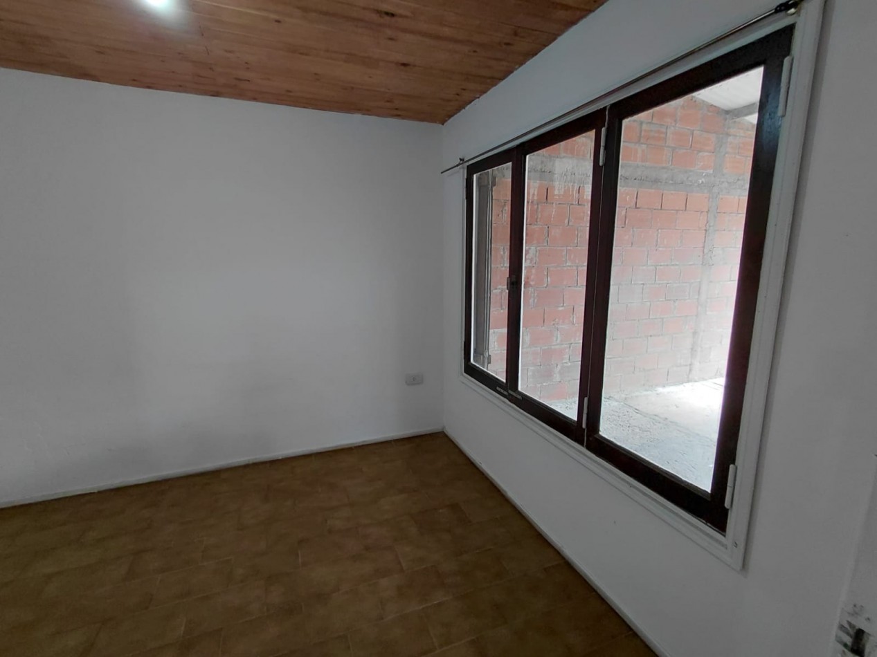 ALQUILER CASA TRES AMBIENTES CON JARDIN AL FRENTE