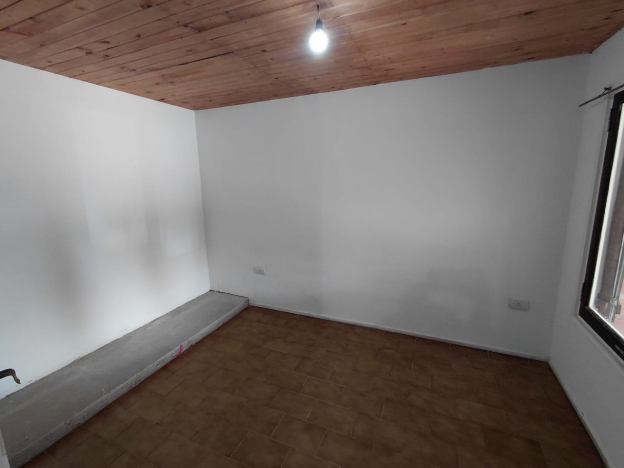 ALQUILER CASA TRES AMBIENTES CON JARDIN AL FRENTE