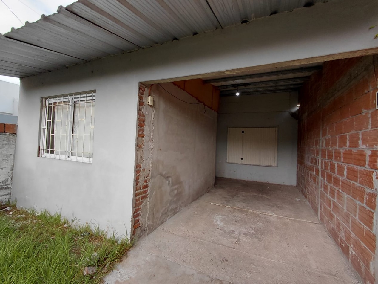 ALQUILER CASA TRES AMBIENTES CON JARDIN AL FRENTE