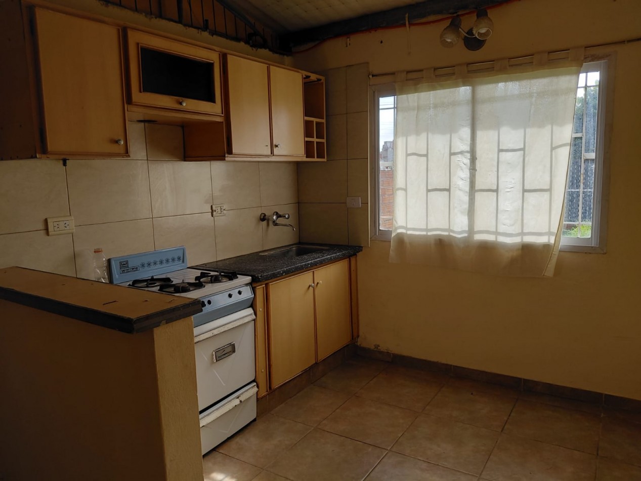 ALQUILER CASA TRES AMBIENTES CON JARDIN AL FRENTE
