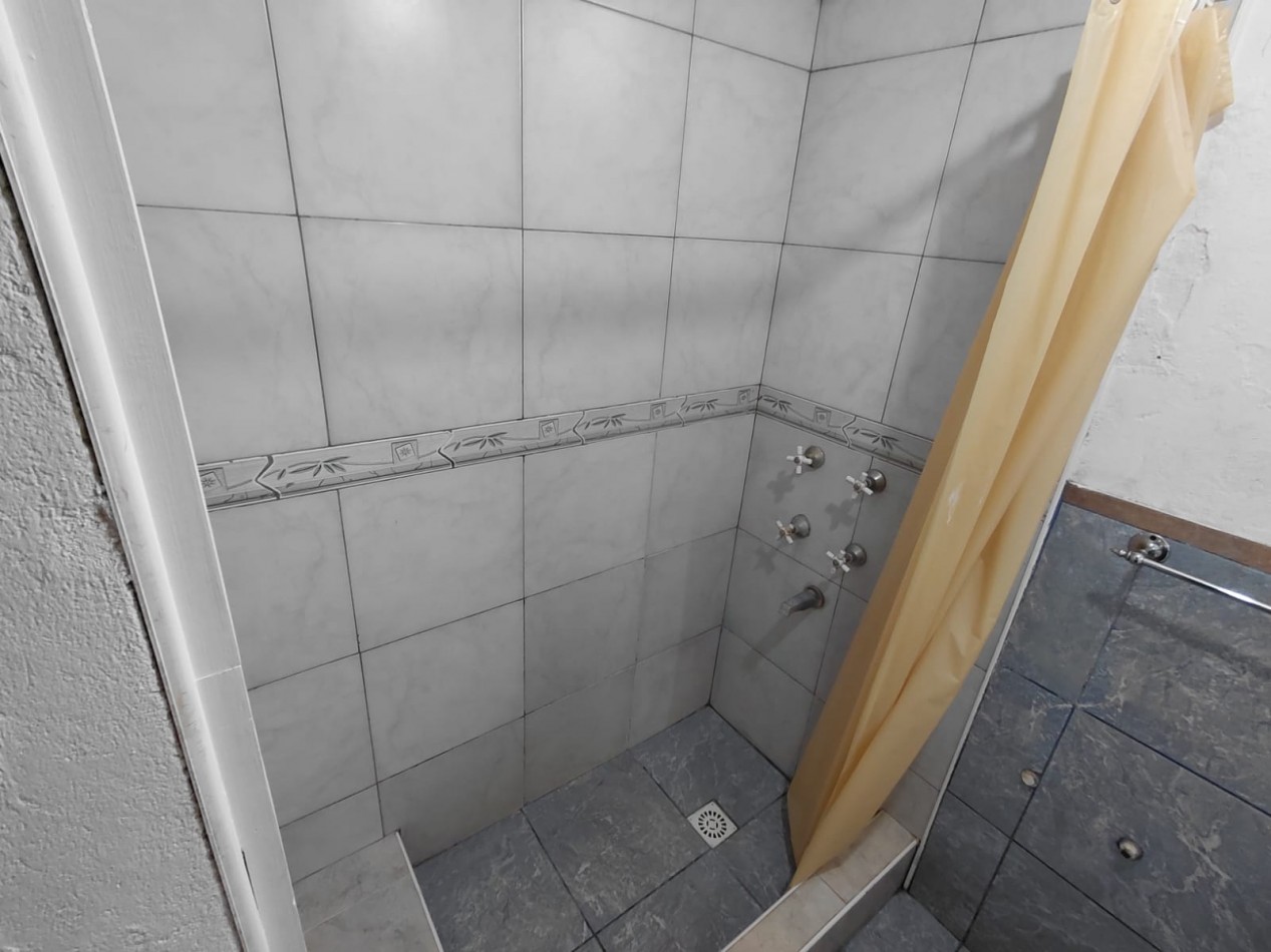 ALQUILER CASA TRES AMBIENTES CON JARDIN AL FRENTE