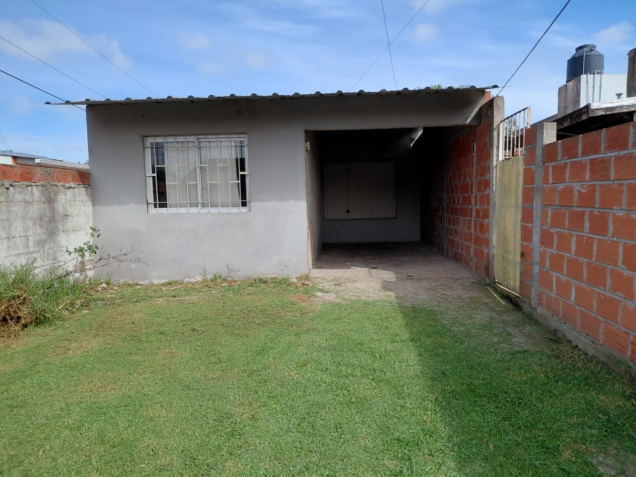 ALQUILER CASA TRES AMBIENTES CON JARDIN AL FRENTE