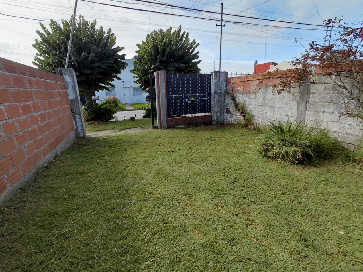 ALQUILER CASA TRES AMBIENTES CON JARDIN AL FRENTE