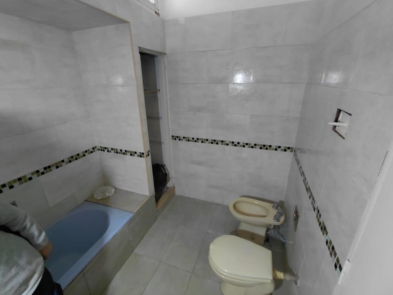 VENTA CHALET AL FRENTE CON GARAJE, PATIO Y JARDIN
