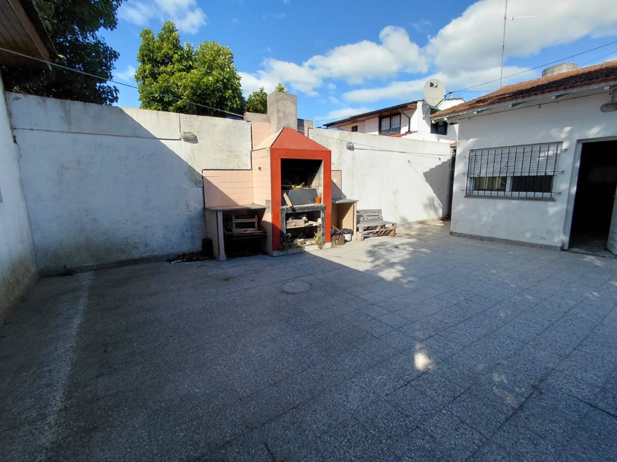 VENTA CHALET AL FRENTE CON GARAJE, PATIO Y JARDIN