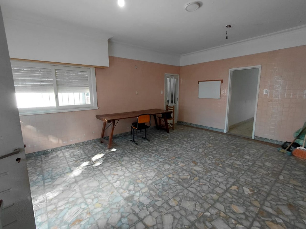 VENTA CHALET AL FRENTE CON GARAJE, PATIO Y JARDIN