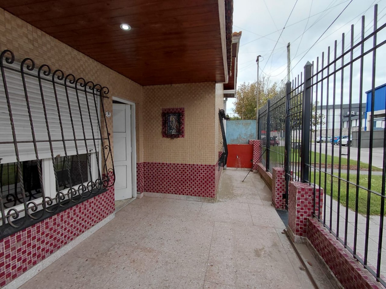 VENTA CHALET AL FRENTE CON GARAJE, PATIO Y JARDIN