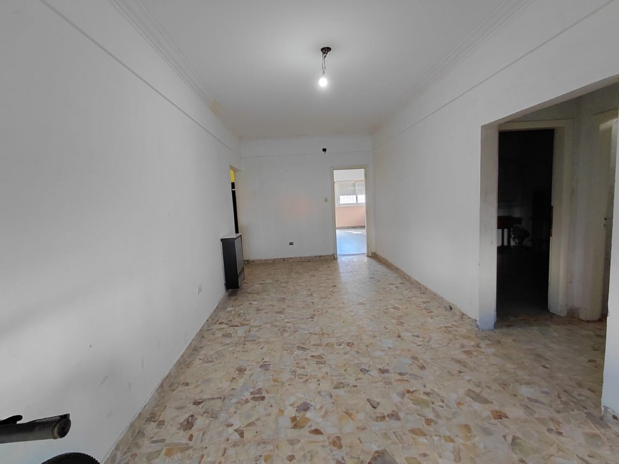 VENTA CHALET AL FRENTE CON GARAJE, PATIO Y JARDIN